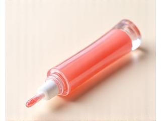 Lip gloss organik transparan dengan kilauan.