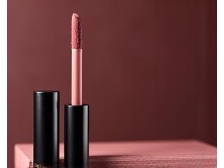 Gincu cecair matte organik dalam rona nude.